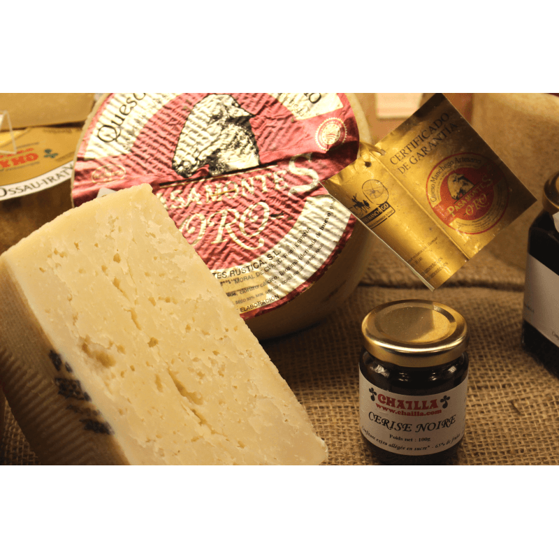 Manchego Oro - Brebis Espagnol présenté avec un pot de confiture à la cerise noire