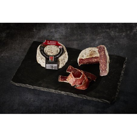 Beret Basque  - Saucisson artisanal de porc le Boneta déposé sur un plateau d'ardoise